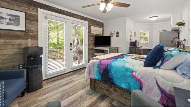 Room - Luxury Hilltop Couples Cabin with Hot Tub &  Red River Gorge Views (Stanton)