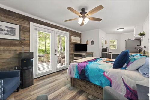 Luxury Hilltop Couples Cabin with Hot Tub &  Red River Gorge Views