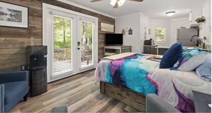 Luxury Hilltop Couples Cabin with Hot Tub & Red River Gorge Views