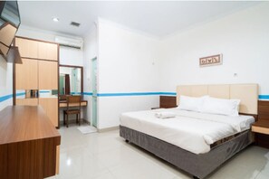 A hotel room with a bed, a desk, a chair, and a wardrobe. - Tebet Utara Residence (Jakarta)