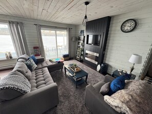 Smart TV, fireplace - Cozy Lakeside Cottage with hot tub, games room, kayaks and paddle boards. (Badger)