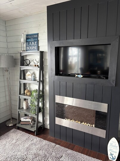 Cozy Lakeside Cottage with hot tub, games room, kayaks and paddle boards.