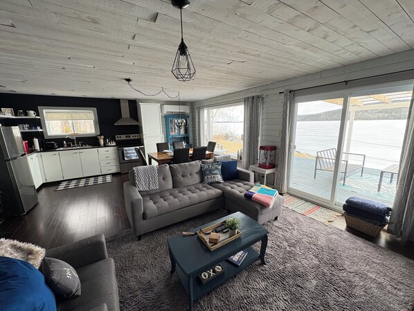Smart TV, fireplace - Cozy Lakeside Cottage with hot tub, games room, kayaks and paddle boards. (Badger)