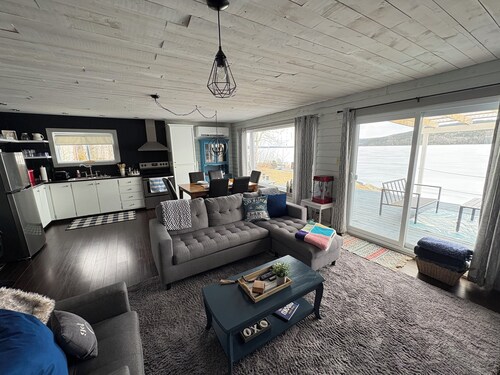 Cozy Lakeside Cottage with hot tub, games room, kayaks and paddle boards.