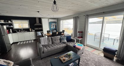 Cozy Lakeside Cottage with hot tub, games room, kayaks and paddle boards.