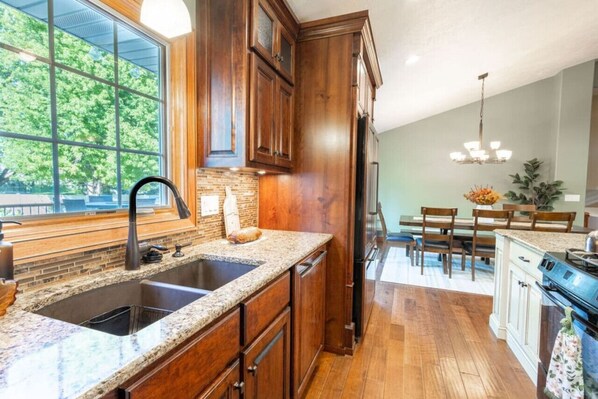 冷蔵庫、電子レンジ、オーブン、コンロ