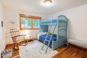 5 bedrooms, desk, iron/ironing board, WiFi