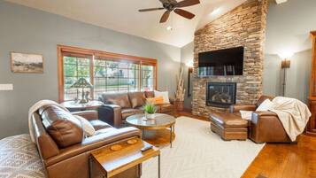 Télévision, cheminée, baby-foot, espaces bureaux