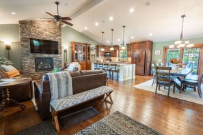 Fernseher, Kamin, Tischfußball, Arbeitsbereiche