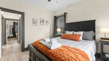 2 makuuhuonetta, työpöytä, silitysrauta/-lauta, vauvan matkasänky