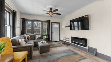 TV, fireplace