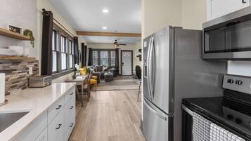 Jääkaappi, mikroaaltouuni, uuni, liesi