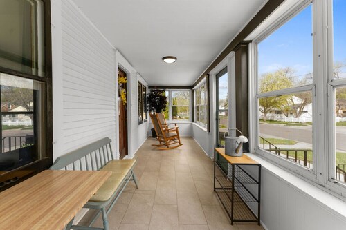 Cheerful 3 Bed 1 Bath Bungalow w/ Cathedral views