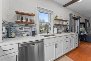 Frigorífic, microones, forn i placa de cuina 