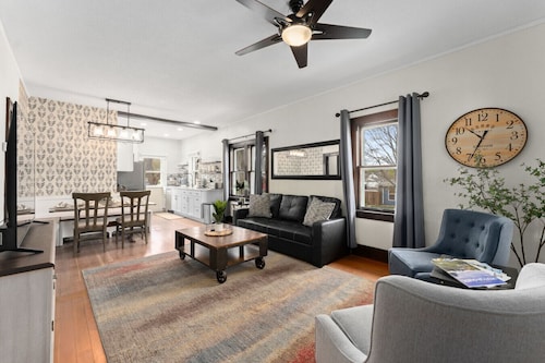 Cheerful 3 Bed 1 Bath Bungalow w/ Cathedral views