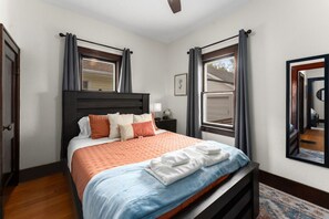 3 habitaciones, escritorio y tabla de planchar con plancha