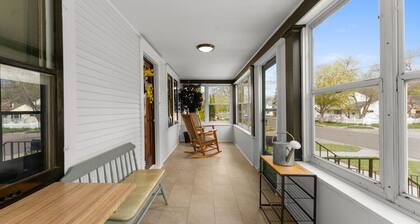 Cheerful 3 Bed 1 Bath Bungalow w/ Cathedral views