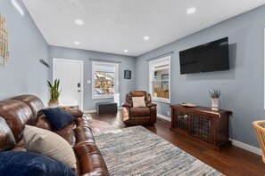 TV - New Cottage Steps from Sanford (Sioux Falls)