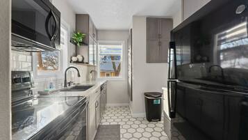 Een koelkast, een magnetron, een oven, een kookplaat