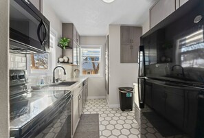 Fridge, microwave, oven, stovetop - New Cottage Steps from Sanford (Sioux Falls)