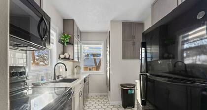 New Cottage Steps from Sanford