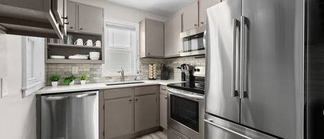 Réfrigérateur, micro-ondes, four, plaque de cuisson