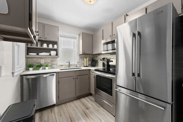 Kühlschrank, Mikrowelle, Ofen, Herdplatte