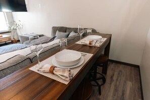 3 bedrooms, desk, iron/ironing board, WiFi