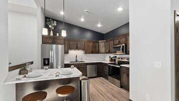 Een koelkast, een magnetron, een oven, een kookplaat