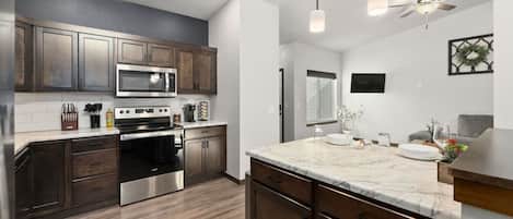 Refrigerador, microondas, horno, placa de cocina