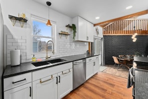 Réfrigérateur, four à micro-ondes, un four, surface de cuisson