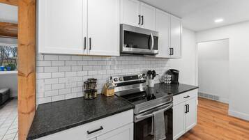 KĂŒhlschrank, Mikrowelle, Ofen, Herdplatte