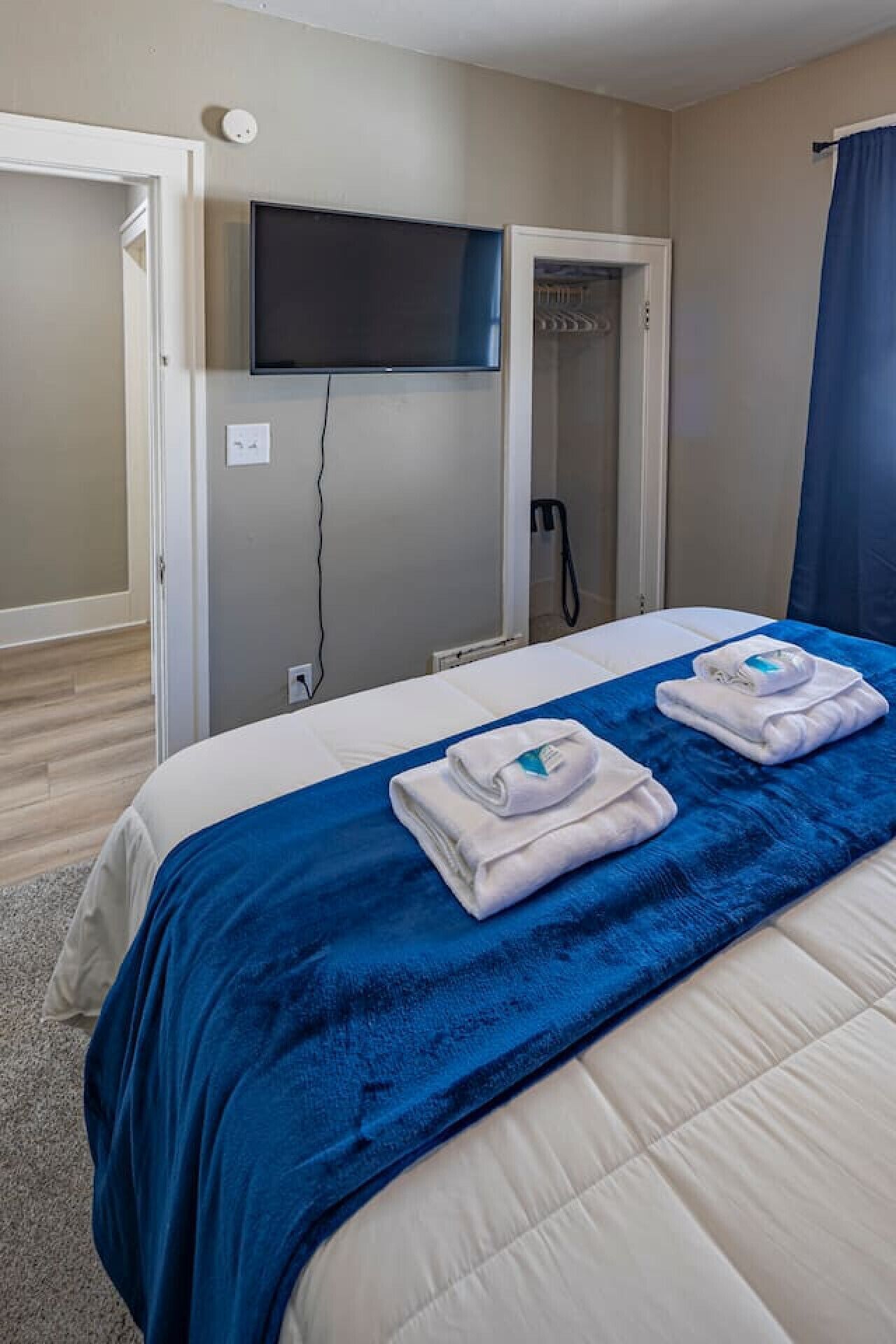 2 habitaciones, tabla de planchar con plancha, wifi y ropa de cama 