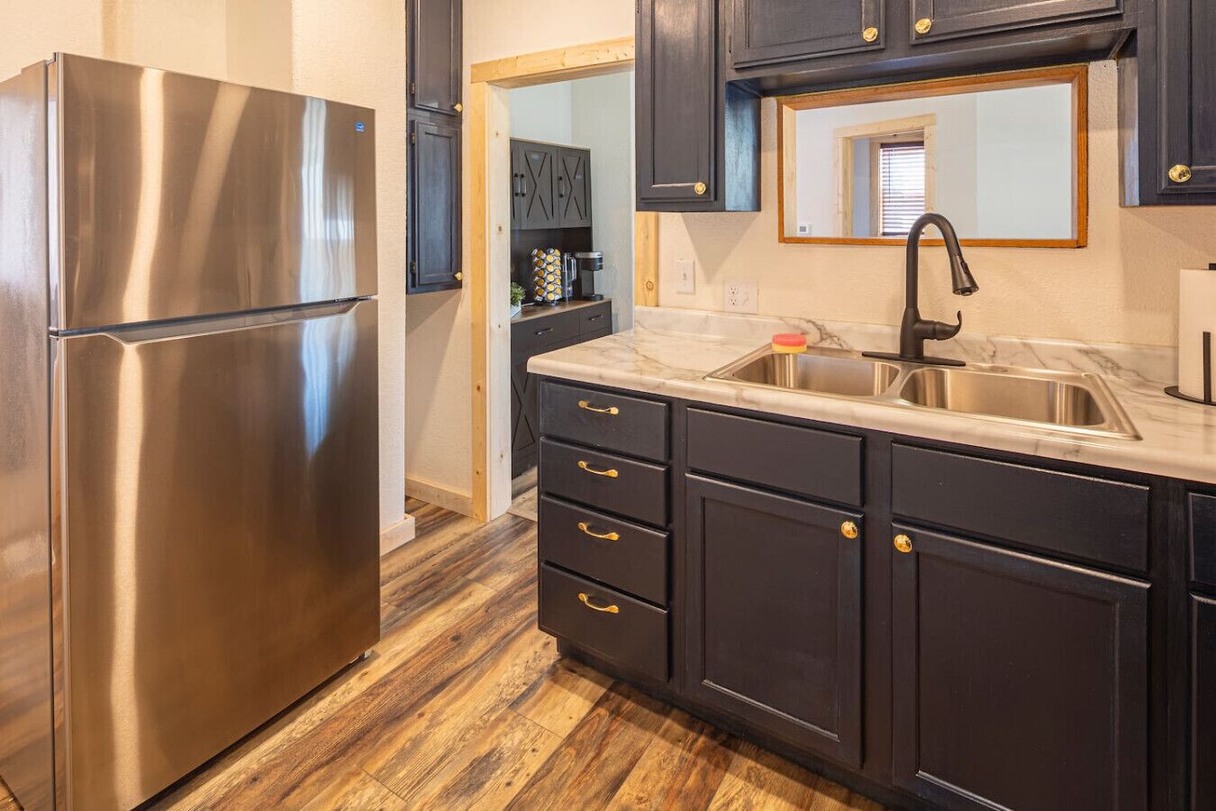 冷蔵庫、電子レンジ、オーブン、コンロ