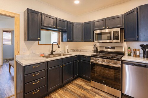 Urban Cabin | 4BR w/ Huge Yard