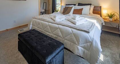 Urban Cabin | 4BR w/ Huge Yard