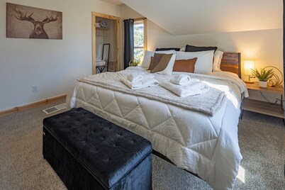 Urban Cabin 4BR Near Airport & Falls Park