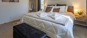 Urban Cabin | 4BR w/ Huge Yard