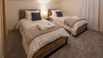 4 bedrooms, iron/ironing board, WiFi, bed sheets