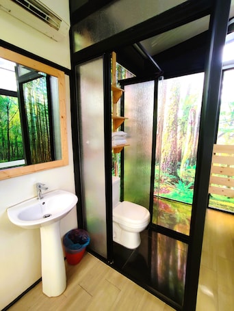 Standard Twin Room | Bathroom | Shower, free toiletries, bidet, towels. X Chalet Xpark Iskandar Puteri