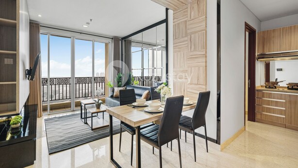 A modern living room with a dining area, large windows, and a kitchen. - Tensia by Kozystay - Taman Sari (Jakarta)