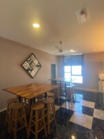 Basic Suite | Living area