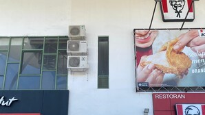Een gebouw met een KFC-bord, een ingang van Brighton Inn en een restaurant genaamd Restoran.