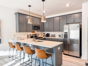 Kylskåp, mikrovågsugn, ugn och spishäll