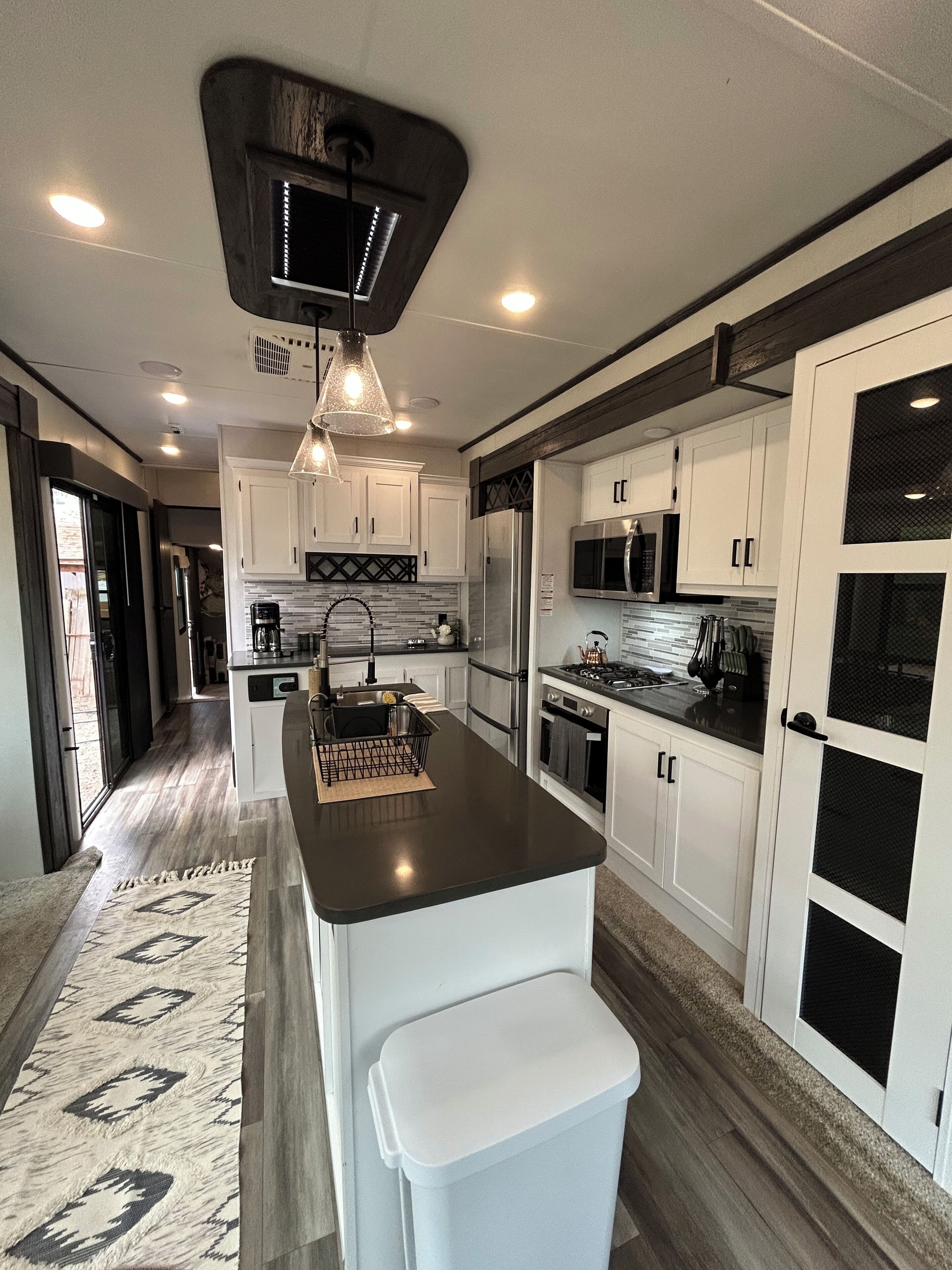 Geladeira, micro-ondas, fogão, cooktop