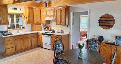 Cozy Bluebird Mountain Cabin by River & Trails - 2BDR and Cozy Perch Loft