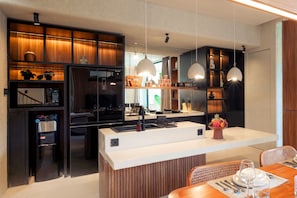 Villa Luxe, 3 chambres, piscine privée | Cuisine privée | Réfrigérateur, micro-ondes, plaque de cuisson, cafetière/bouilloire