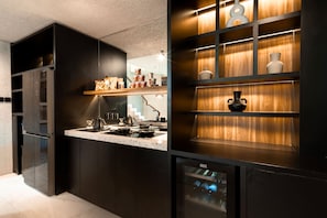 Villa Luxe, 3 chambres, piscine privée | Cuisine privée | Réfrigérateur, micro-ondes, plaque de cuisson, cafetière/bouilloire