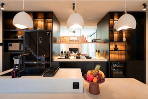 Villa Luxe, 3 chambres, piscine privée | Cuisine privée | Réfrigérateur, micro-ondes, plaque de cuisson, cafetière/bouilloire