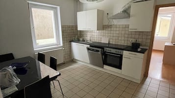 Kühlschrank, Ofen, Herdplatte, Kochgeschirr/Geschirr/Besteck